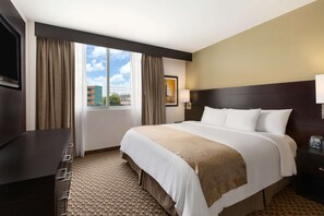 أغطية فراش متميزة وخزنة داخل الغرفة ومكتب ومساحة عمل للكمبيوتر المحمول