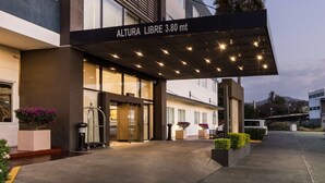 A hotel entrance with a sign indicating an elevation of 3.80 meters. - DoubleTree by Hilton Hotel Queretaro (Querétaro)