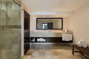 Shower, free toiletries, hair dryer, bathrobes - DoubleTree by Hilton Hotel Queretaro (Querétaro)
