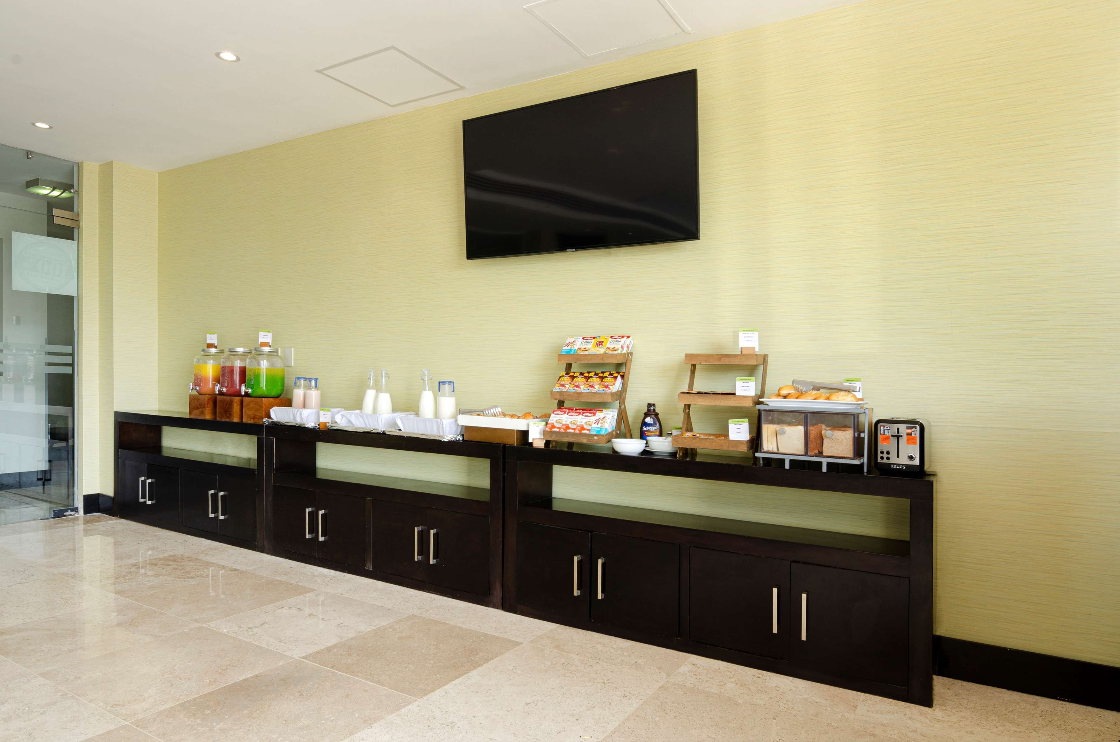 Daily buffet breakfast (MXN 290 per person)