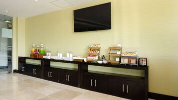 朝食 (ビュッフェ)、毎日提供 (1 名様 290 MXN)