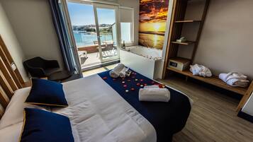 Habitación doble Deluxe, 1 cama King size | Edredón, camas con efecto memoria y tabla de planchar con plancha