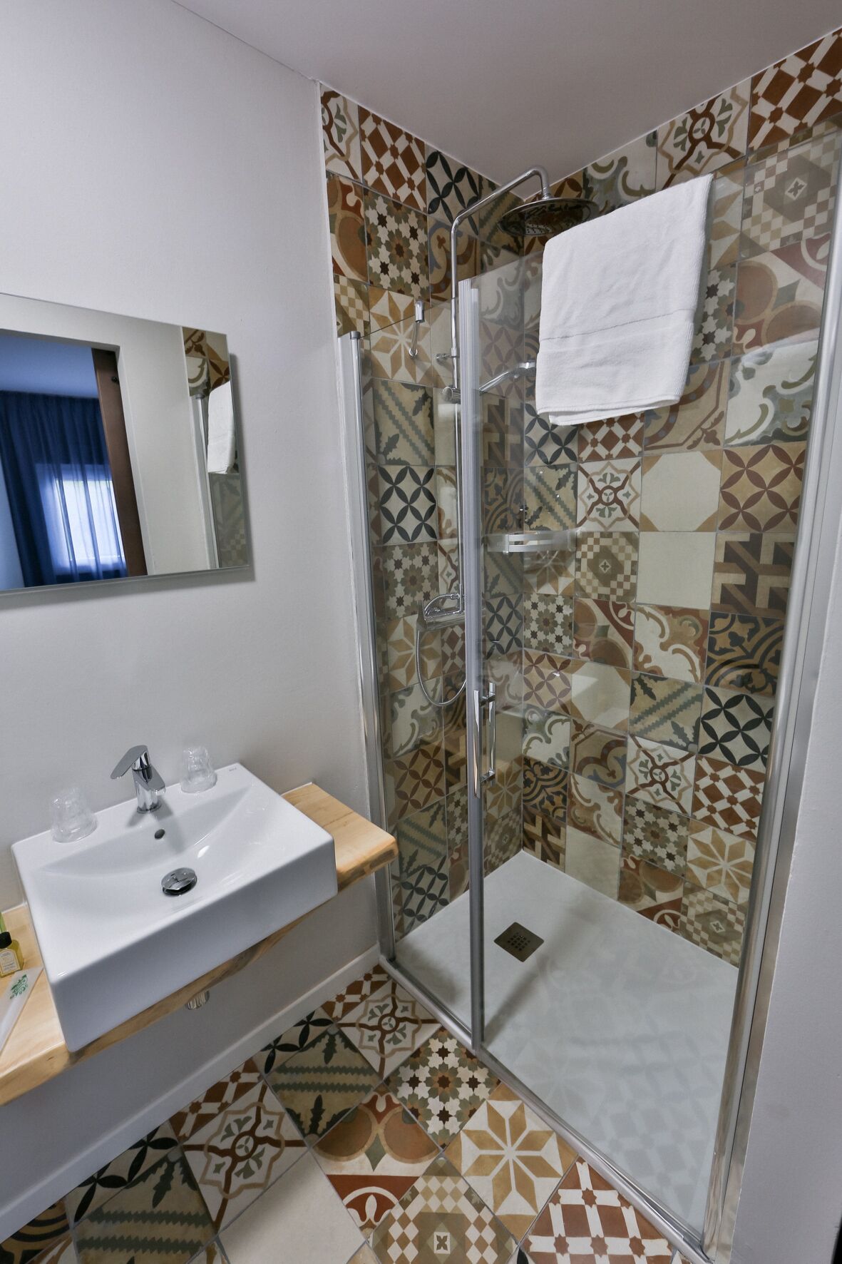 double room, 1 queen bed | bathroom | free toiletries, hair dryer, towels