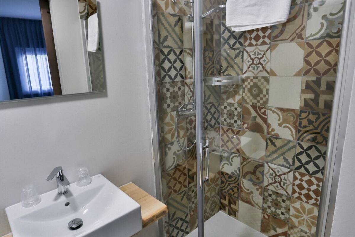 double room, 1 queen bed | bathroom | free toiletries, hair dryer, towels