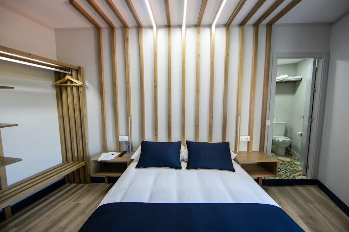 Doppelzimmer, 1 Queen-Bett | Daunenbettdecken, Betten mit Memory-Foam-Matratzen