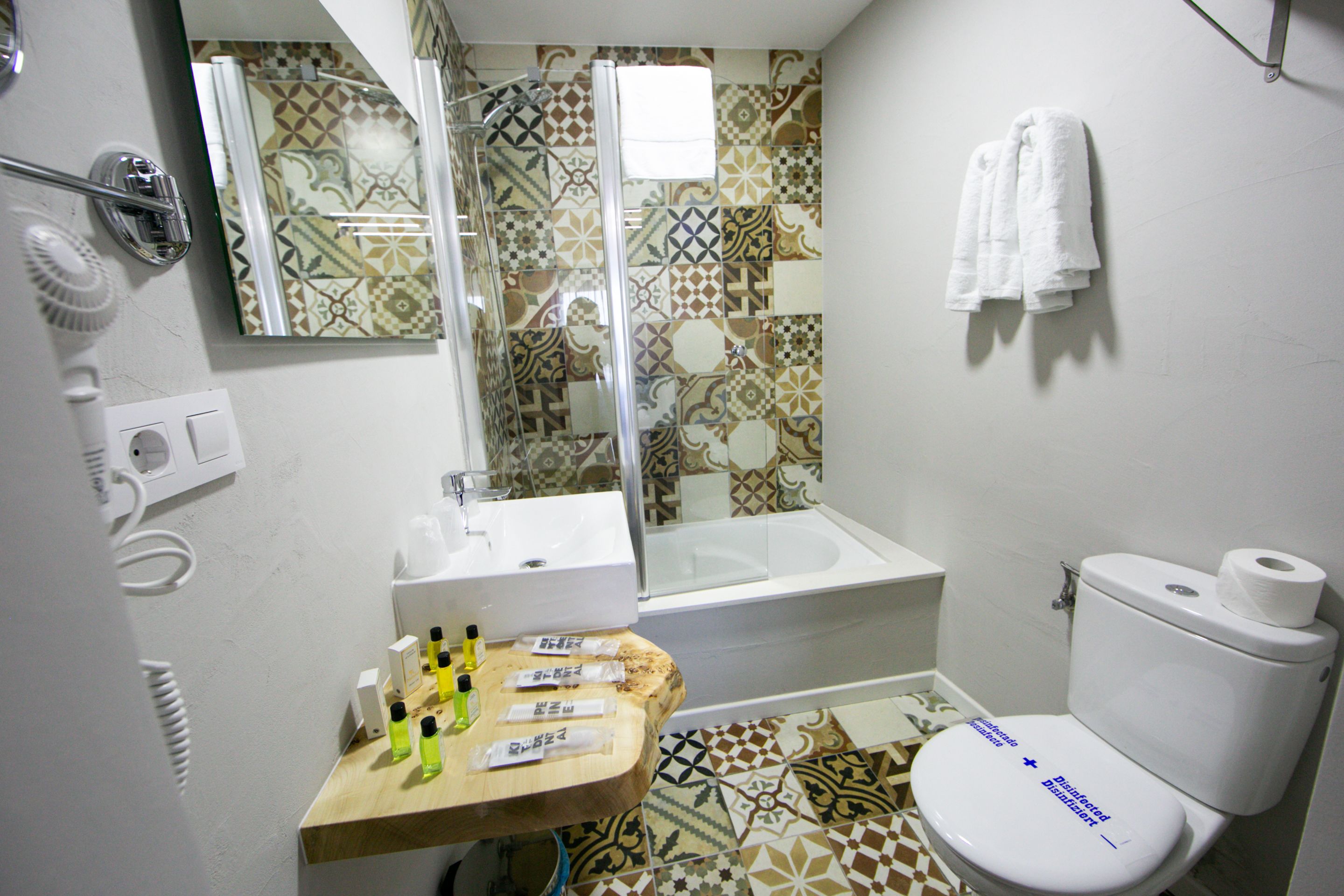 Een badkamer met een douche, toilet en wastafel.