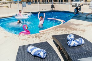 Outdoor pool, sun loungers - Outback Motel Mt Isa (Mount Isa City)