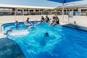 Utomhuspool och solstolar