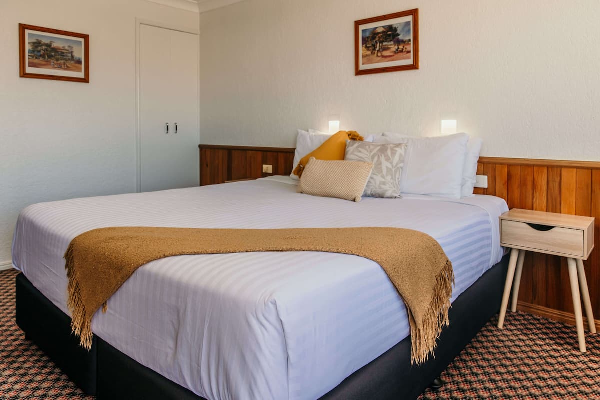 King Room (Non Pet) | Desk, laptop workspace, iron/ironing board, free WiFi