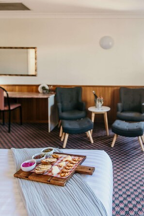 Standardrum (King Spa Non Pet) | Vardagsrum | 43-tums tv med kabelkanaler och streamingtjänster