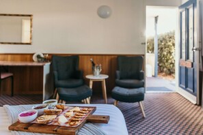 King Spa (Non Pet) | Living area | 43-inch TV with cable channels, streaming services - Outback Motel Mt Isa (Mount Isa City)