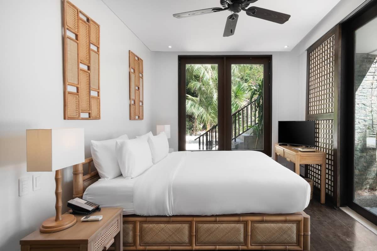 minibar, in-room safe, desk, bed sheets