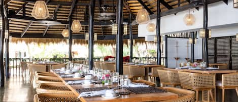 Breakfast, lunch, dinner served; al fresco dining