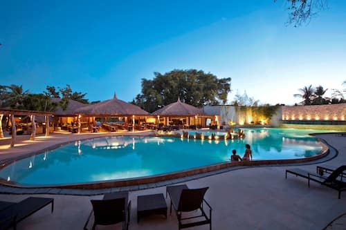 3 outdoor pools, pool loungers