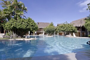 3 室外游泳池，日光浴躺椅