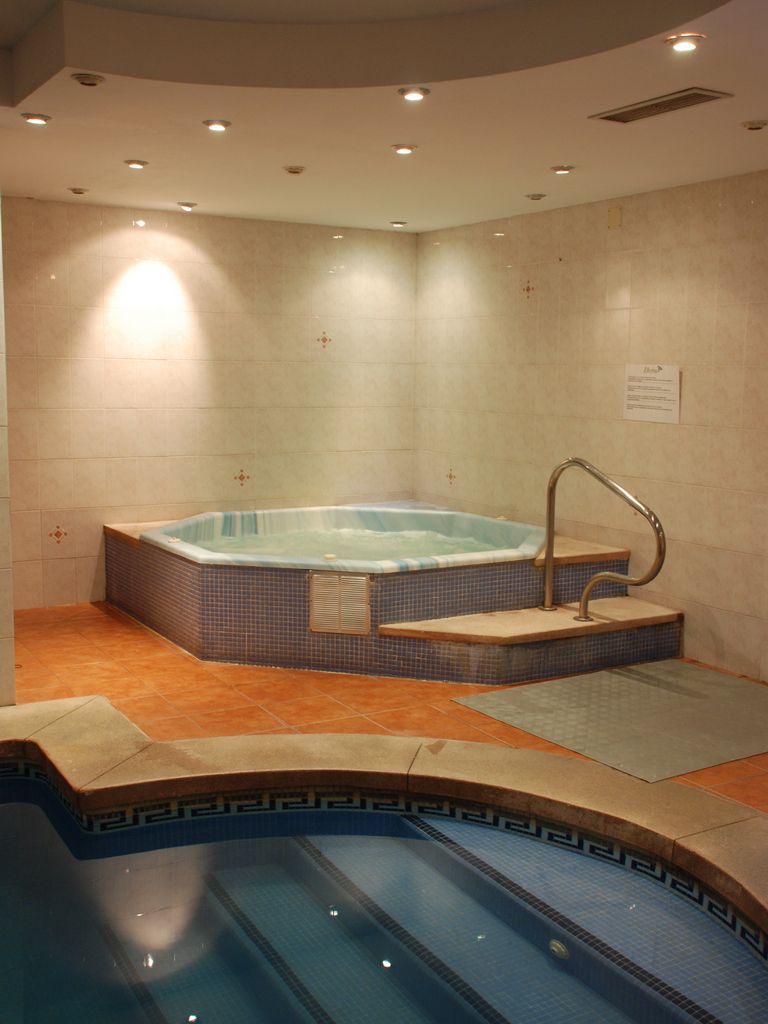 Un espace bien-être comprenant un jacuzzi et une petite piscine.