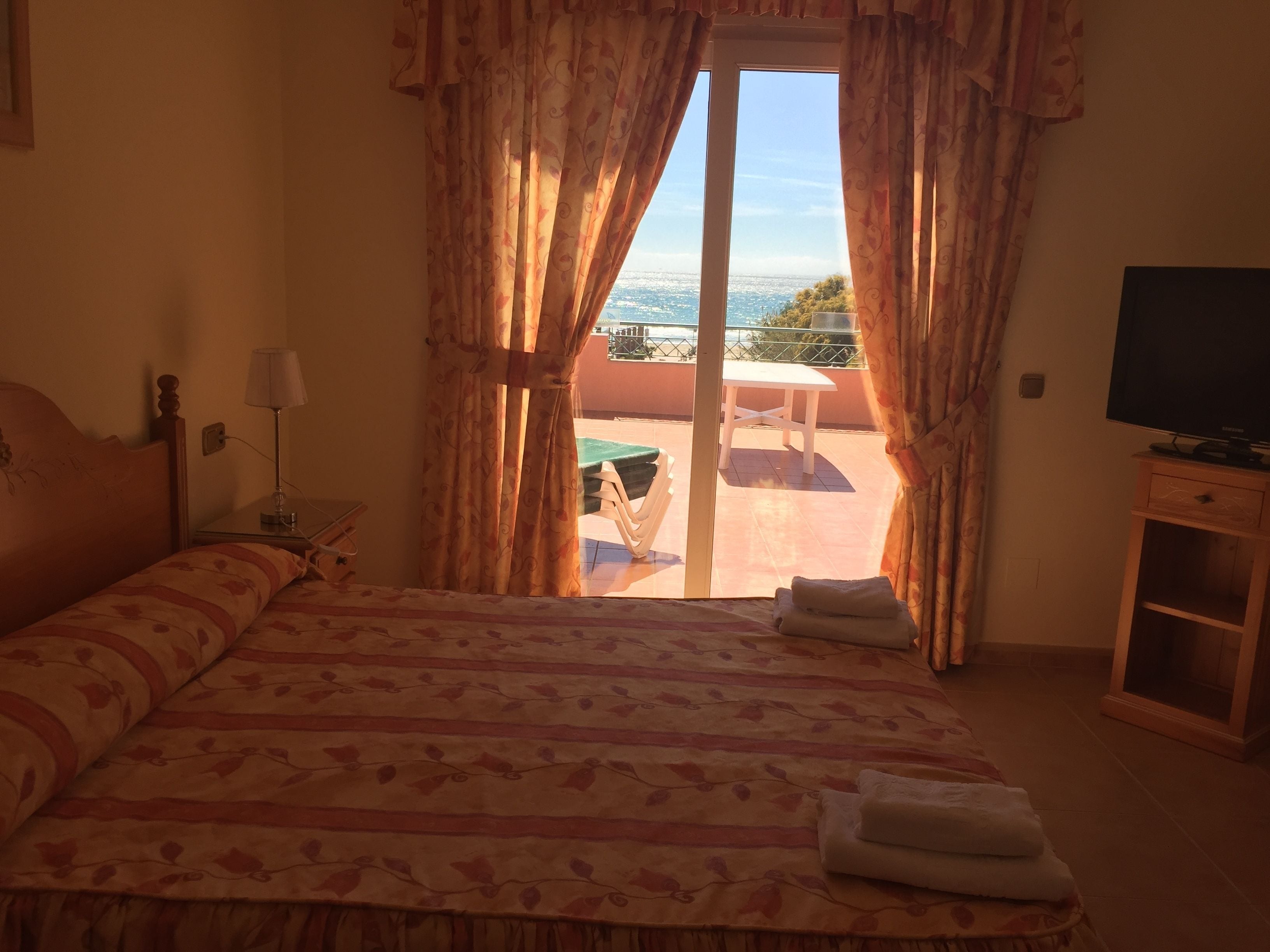 Cofres nos quartos, Wi-Fi de cortesia, roupa de cama