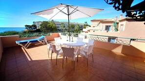 Appartement panoramique, 3 chambres, vue sur la mer (6 pax) | Terrasse/patio