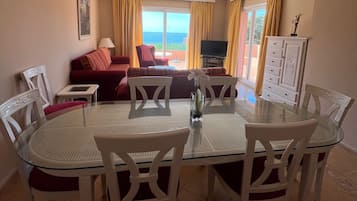 Apartamento panorâmico, 3 quartos, vista para o mar (6 pax) | Área de estar | TV, DVD player