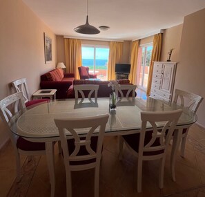 Leilighet – panorama, 3 soverom, sjøutsikt (6 pax) | Oppholdsområde | TV og DVD-spiller