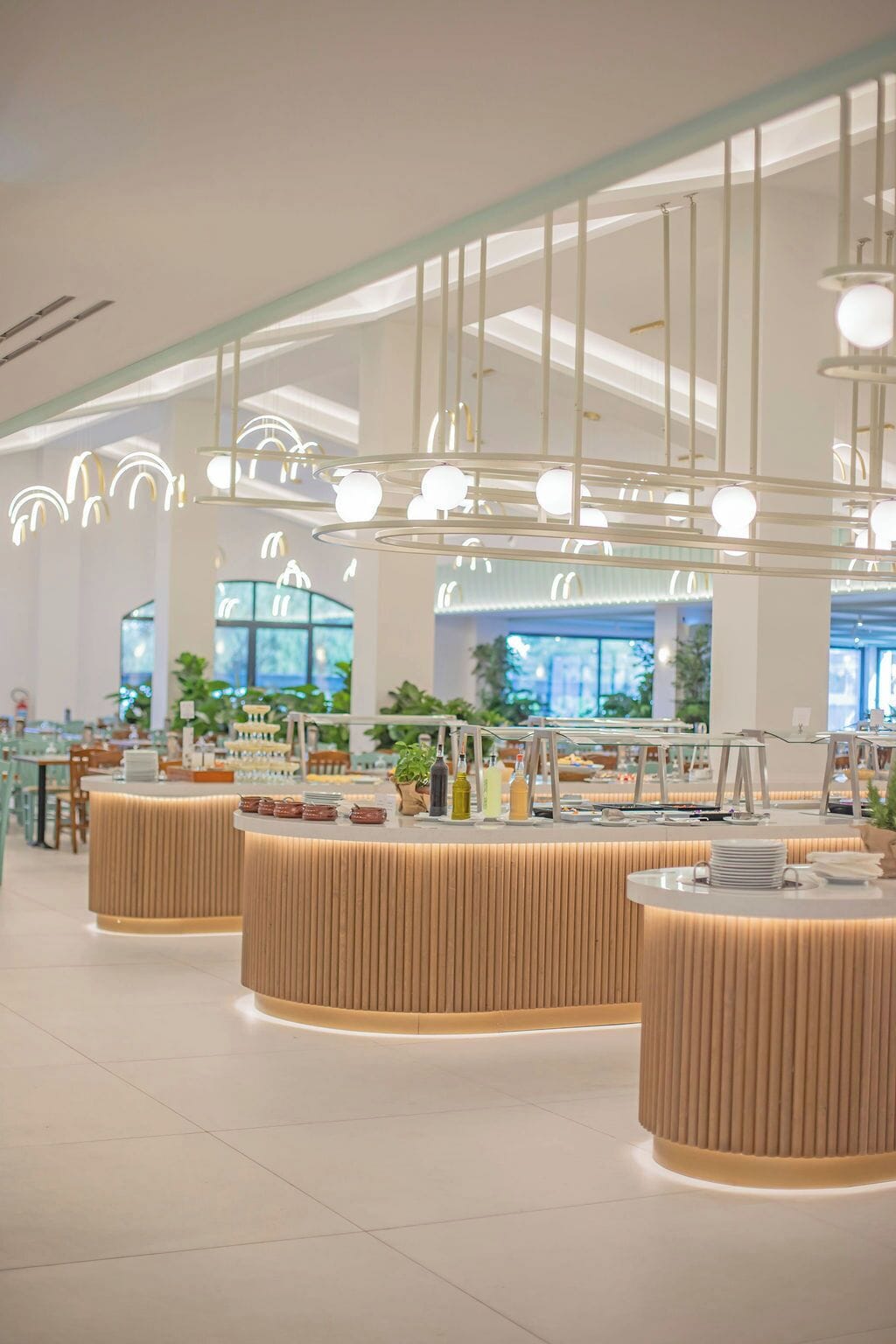 2 restaurants, breakfast, lunch, dinner served; international cuisine