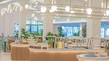 2 restaurantes, se sirven desayunos, comidas y cocina internacional