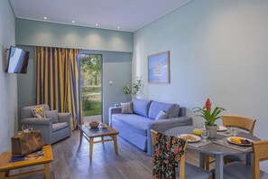 Family Room | In-room safe, individually furnished, desk, blackout curtains