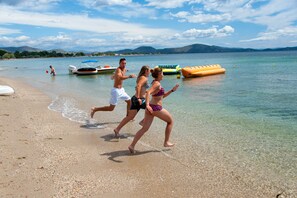 A la platja, gandules de platja i para-sols per a la platja 