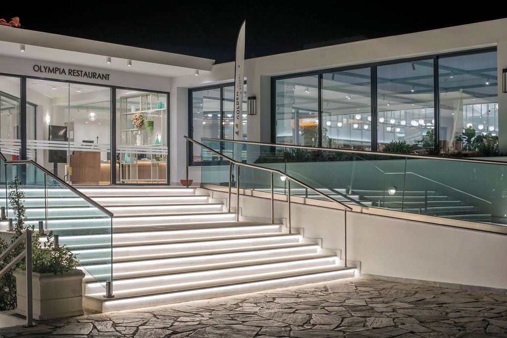 2 restauranter, frokost, lunsj og middag serveres, internasjonale retter