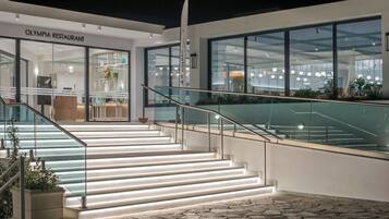 2 restauranter, frokost, lunsj og middag serveres, internasjonale retter