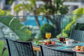 2 restaurants; breakfast, lunch and dinner served