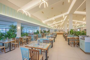 2 restaurants, breakfast, lunch, dinner served; international cuisine - Golden Coast Hotel & Bungalows - All Inclusive (Marathon)