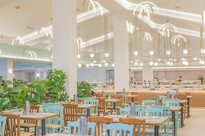 2 restaurants; s'hi serveixen esmorzars, dinars i sopars