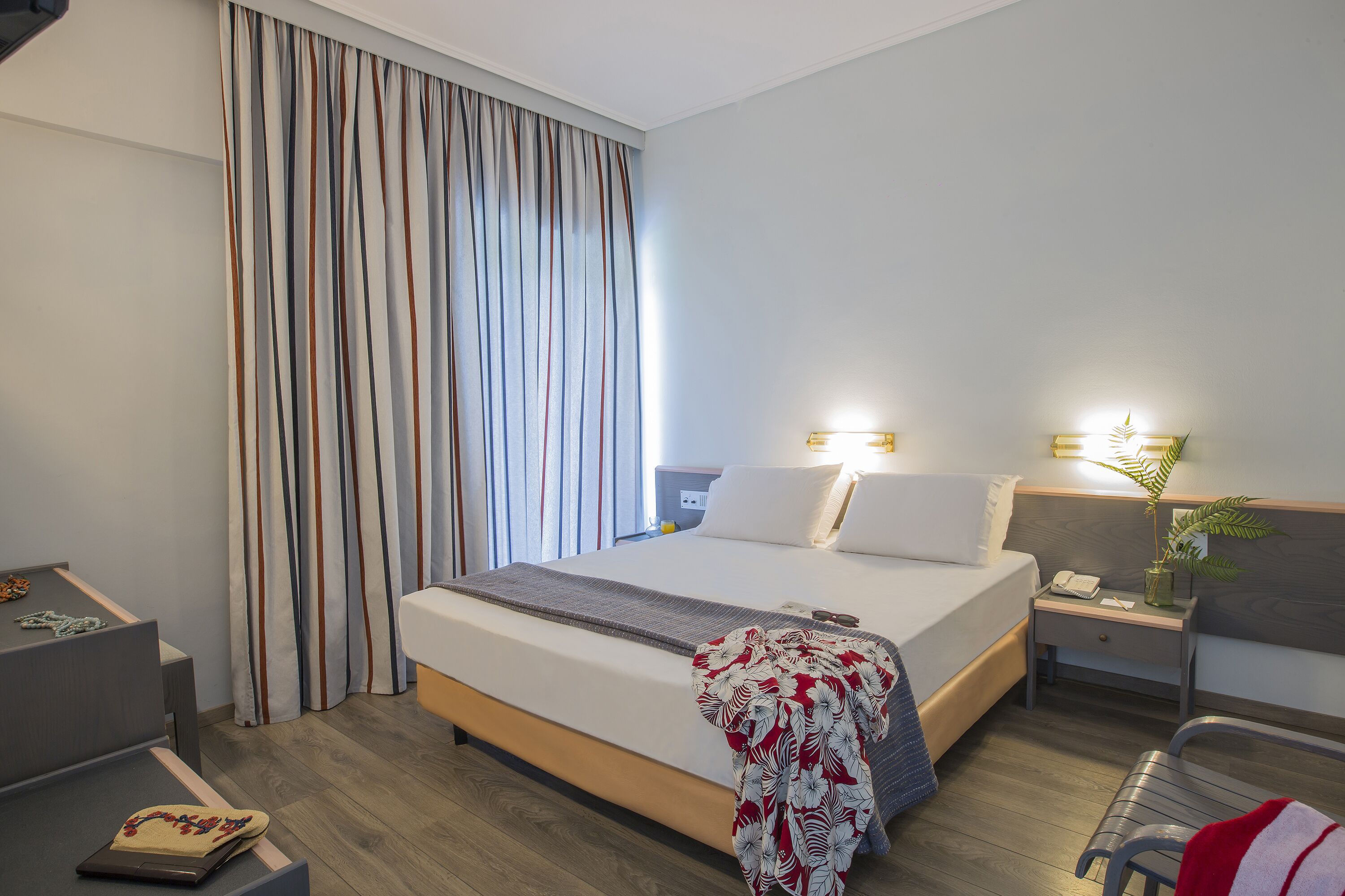 Quarto família | Cofres nos quartos, individualmente mobiliados, escrivaninha