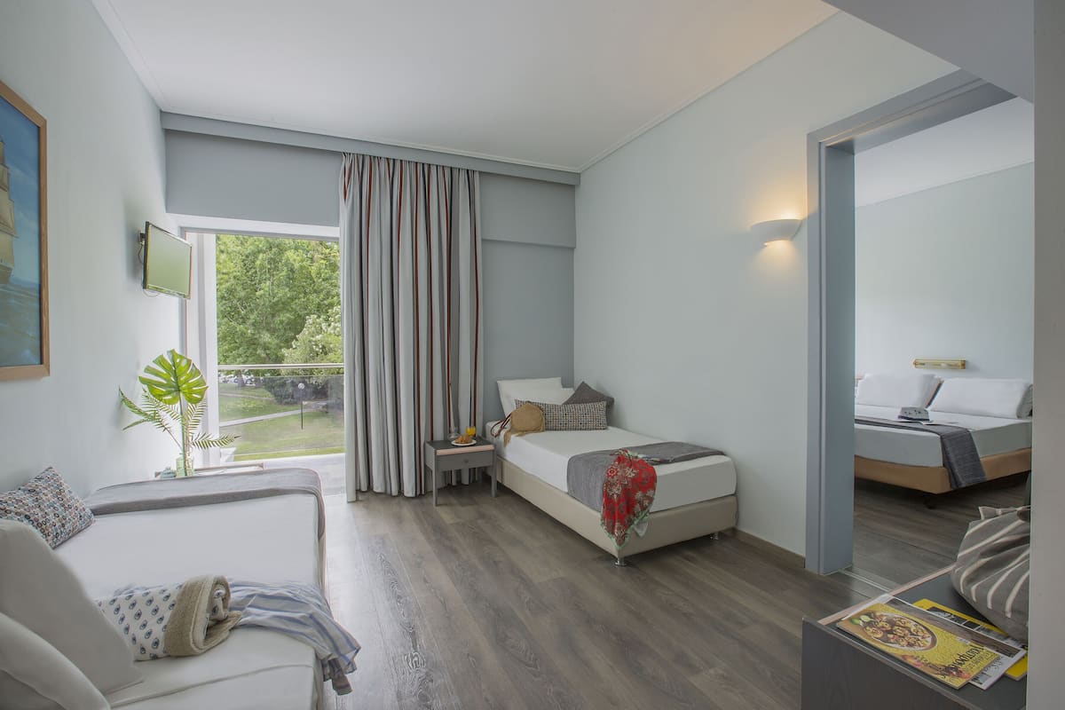 Family Room | In-room safe, individually furnished, desk, blackout curtains