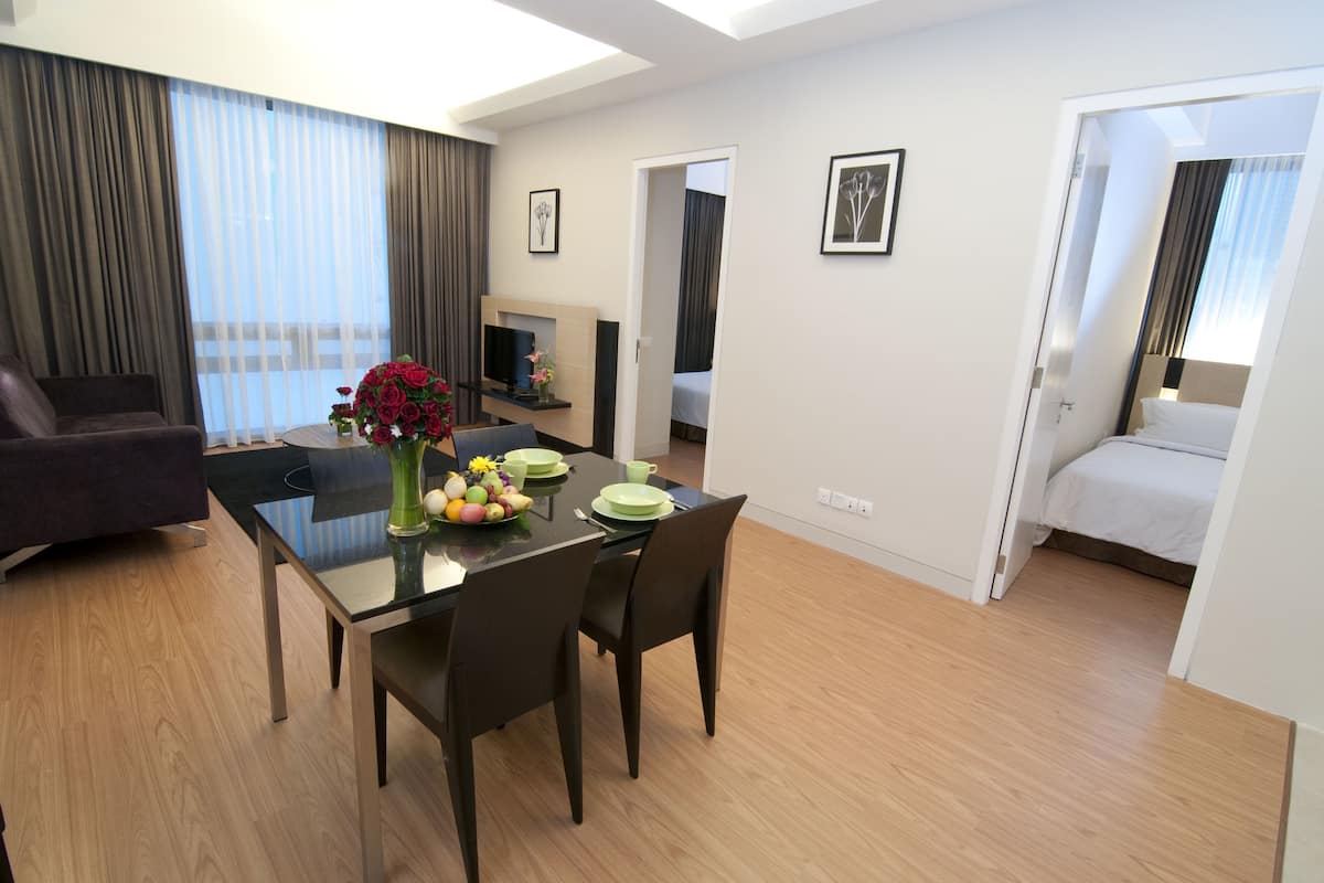 Suite, 2 habitaciones (750 sq ft) | Área de sala de estar | Televisión LCD