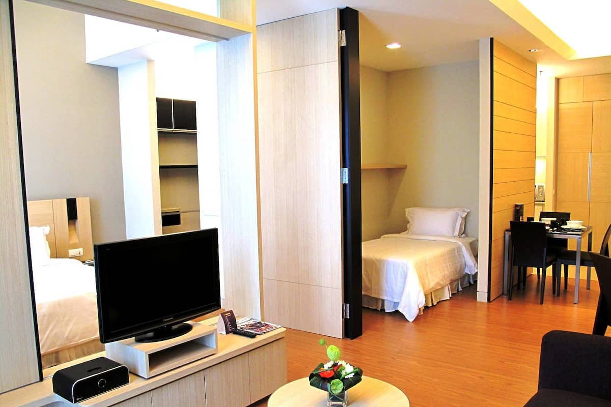 Suite Premier (650 sq ft) | Caja de seguridad en la habitación y cortinas blackout