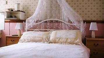 In-room safe, free WiFi, bed sheets