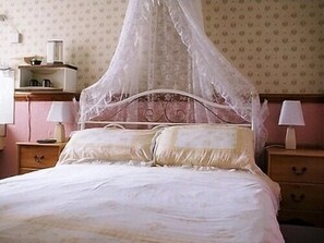 خزنة داخل الغرفة وواي فاي مجانًا وملاءات أسرّة