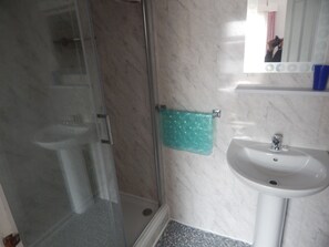 Familienzimmer | Dusche im Bad