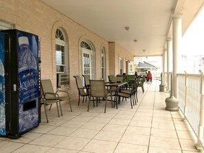 Outdoor dining - Belmar Inn (Belmar)