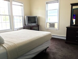 Standard Room, 1 Double Bed | Individually furnished, desk, free WiFi, bed sheets - Belmar Inn (Belmar)