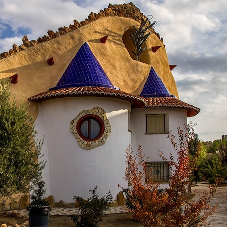 Fachada del alojamiento. Cuevas la Granja