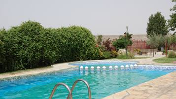 Kolam renang outdoor musiman