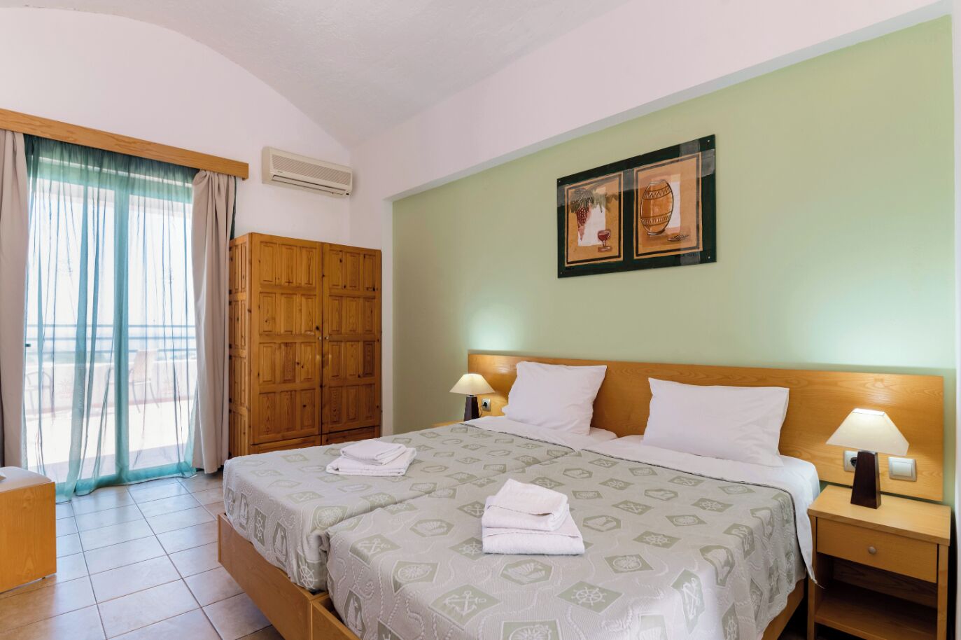 خزنة داخل الغرفة ومكواة/لوح كي وملاءات أسرّة