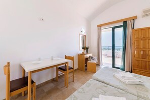 Double or Twin Room | 客房内保险箱、熨斗/熨板、床单、轮椅无障碍