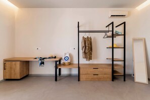 Deluxe Quadruple Room | Safe på rommet, strykejern/-brett, sengetøy og rullestolvennlig