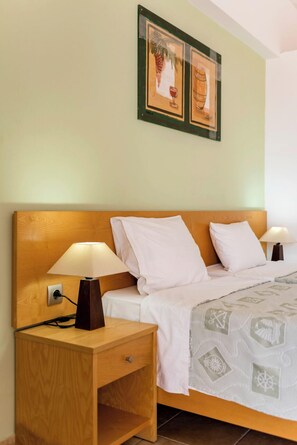 Double or Twin Room | Coffres-forts dans les chambres, fer et planche à repasser