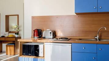 Een koelkast, een koffiezetapparaat/waterkoker, een waterkoker