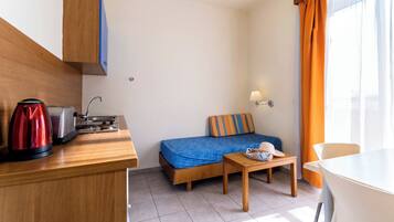 Standard Triple Studio | In-room safe, iron/ironing board, bed sheets, wheelchair access
